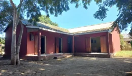maison malagasy salon canapé séjour avec deux chambres et salle de bain ideal habitation jardin gardien dépendance table a manger cuisine frigo