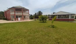 maison villa etage meuble ou non trois chambres deux salles de bain jardin spacieux etendu vaste salon canapé chambre cuisine séjour toliara tuléar madagascar